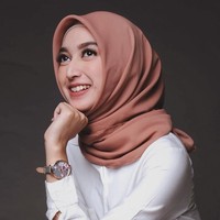 Hijab segi empat polos berbahan katun voile sedang digemari para hijabers karena nyaman dikenakan sehari-hari. Indira mengenakan hijab ini dengan gaya simpel. Foto: Instagram/IndiraHapsari