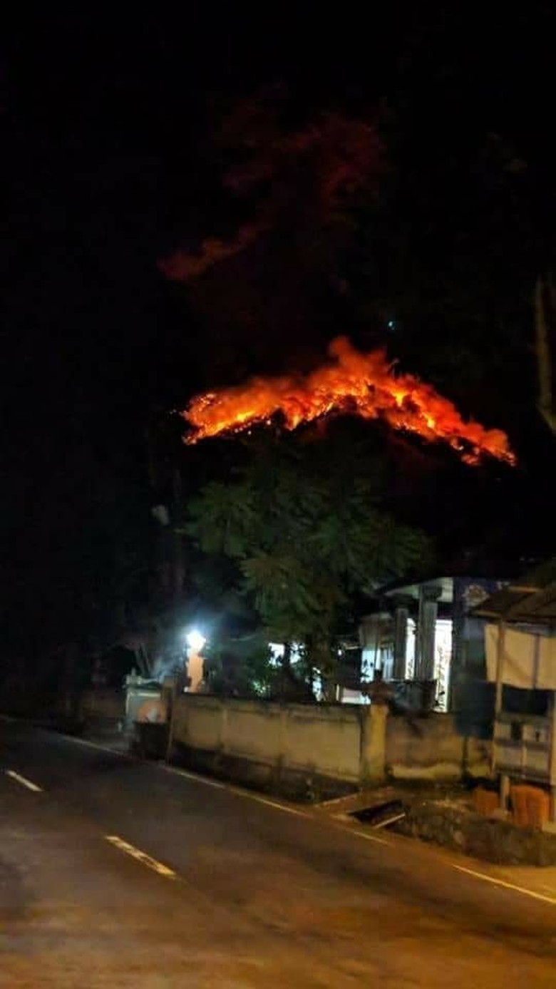 Gunung Agung Meletus, Lava Terlontar 2 Km dan Membakar Hutan Gunung Agung Meletus, Lava Terlontar 2 Km dan Membakar Hutan
