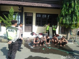 Nongkrong di Jalan, Sekelompok Anak Punk Dimandikan Polisi