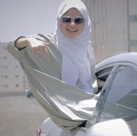 Leesa Seal menyanyi rap dengan fasih. Penampilannya di video klip We Are Driver merebut banyak perhatian netizen, tak hanya warga Arab.  Foto: Instagram/LeesaSeal