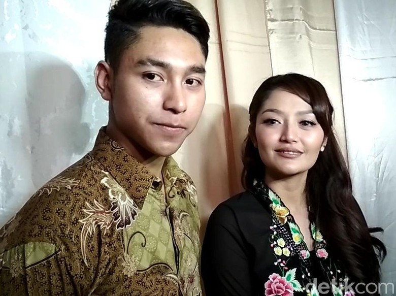 Pria yang Lengket dengan Siti Badriah Sebelum Terpikat Krisjiana Pria yang Lengket dengan Siti Badriah Sebelum Terpikat Krisjiana