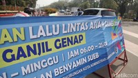 Uji coba sistem ganjil genap ini diberlakukan dari Senin-Minggu dari pukul 06.00-21.00 WIB.