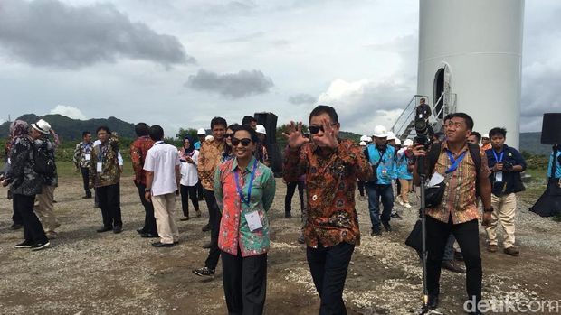 Kompak Batikan, Rini hingga Jonan 'Ketiup Angin' di Sulawesi
