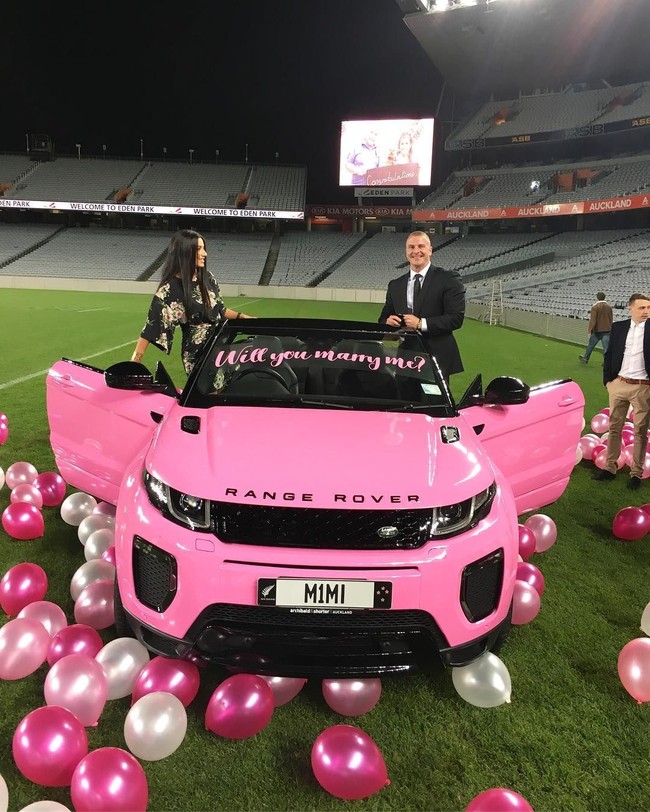 Pria yang diketahui merupakan seorang personal trainer dengan banyak pengikut di Instagram ini berbagi momen romantisnya. Josef Rakich melamar kekasihnya, Maryam Matti atau yang akrab dipanggil Mimi. Foto: Instagram