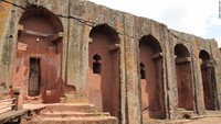 Dari 11 gereja yang ada di Lalibela, Santo Giogis menjadi yang paling menarik. Gereja ini memiliki struktur bangunan yang dipahat langsung dari batu 900 tahun lalu. (Errol/CNN)