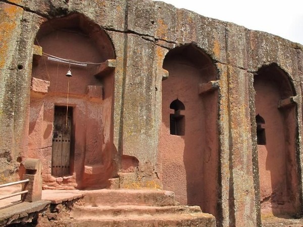 Dari 11 gereja yang ada di Lalibela, Santo Giogis menjadi yang paling menarik. Gereja ini memiliki struktur bangunan yang dipahat langsung dari batu 900 tahun lalu. (Errol/CNN) Dari 11 gereja yang ada di Lalibela, Santo Giogis menjadi yang paling menarik. Gereja ini memiliki struktur bangunan yang dipahat langsung dari batu 900 tahun lalu. (Errol/CNN)