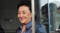 Diah Anggraeni sempat melempar senyuman kepada awak media di depan gedung KPK.