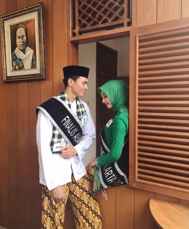 Indira Hapsari merupakan runner up II Abang None 2017 bersama pasangan Jasey Lontoh. Wanita berusia 21 tahun ini mengaku tak ada kendala dengan hijabnya saat mengikuti kontes ini. Nggak ada halangan sama sekali, cuma paling bedanya yang lain nyepol aku enggak jadi agak aneh aja, tutur Indira kepada Wolipop pada Senin (02/07/2018). Foto: Instagram/IndiraHapsari