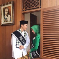 Indira Hapsari merupakan runner up II Abang None 2017 bersama pasangan Jasey Lontoh. Wanita berusia 21 tahun ini mengaku tak ada kendala dengan hijabnya saat mengikuti kontes ini. Nggak ada halangan sama sekali, cuma paling bedanya yang lain nyepol aku enggak jadi agak aneh aja, tutur Indira kepada Wolipop pada Senin (02/07/2018). Foto: Instagram/IndiraHapsari
