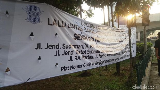 Petugas Sosialisasi Uji Coba Perluasan Ganjil Genap di Tomang