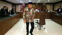 Atas perkara tersebut, KPK menetapkan tiga orang tersangka, yaitu Wakil Ketua DPRD Lampung Tengah J Natalis Sinaga, anggota DPRD Lampung Tengah Rusliyanto, dan Kepala Dinas Bina Marga Lampung Tengah Taufik Rahman. Menyusul kemudian Bupati Lampung Tengah Mustafa, yang diduga memberikan arahan kepada Taufik untuk memberikan suap kepada Natalis dan Rusliyanto.