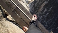 Jangan lihat ke bawah! Rute ini menjadi yang paling ngeri untuk dijelajahi sepasang kaki. Namnya Huashan Trail yang ada di gunung Huashan di provinsi Shaanxi, CHina. Foto: Istimewa