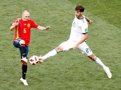 Namun penampilan disiplin Rusia membuat Iniesta kesulitan membantu Spanyol mencetak gol. Iniesta sendiri mendapat pengawalan ketat dari pemain tuan rumah. (Foto: Maxim Shemetov/Reuters)
