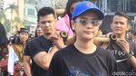 Gaya Cut Meyriska dengan Kacamata Hitam, Yay or Nay?