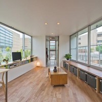 Ya, rumah sekecil ini ternyata bisa menampung beberapa tamu yang datang. Di lantai dua, tersedia ruang tamu sekaligus ruang keluarga dengan kursi kayu panjang. Ruangan ini juga sekaligus dijadikan ruang kantor dan belajar. (Foto: Dok. Mizuishi Architect Atelier/ Hiroshi Tanigawa)