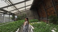 Gaya Adzana saat traveling (adzanabs/Instagram)