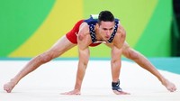Bekas bekam terlihat di bahu atlet gimnastik Amerika Serikat Alex Naddour. (Foto: BBC)