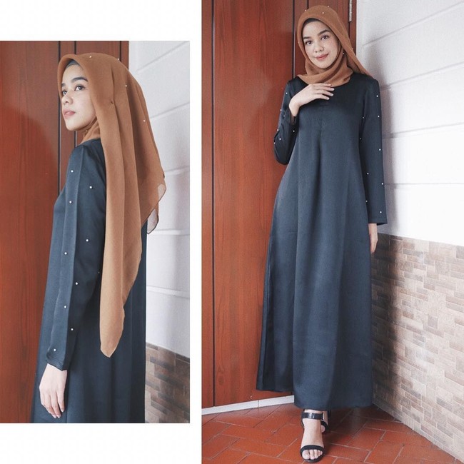 Bosan dengan gaya hijab segi empat yang itu-itu saja? Coba gaya hijab yang dipakai oleh Fatharani Fadilah ini. Ia mengenakan hijab berpayet mutiara dengan membiarkan satu sisi hijab terjulur di belakang. Foto: Instagram/ffdilla