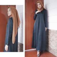 Bosan dengan gaya hijab segi empat yang itu-itu saja? Coba gaya hijab yang dipakai oleh Fatharani Fadilah ini. Ia mengenakan hijab berpayet mutiara dengan membiarkan satu sisi hijab terjulur di belakang. Foto: Instagram/ffdilla