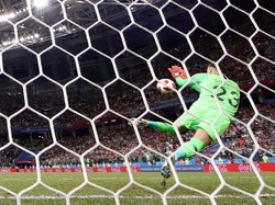Tendangan Lasse Schone juga mampu dibaca Subasic. REUTERS/Carlos Barria.