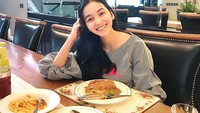 Tya cukup sering mengunggah posenya saat kulineran di Instagram. Sudah ada 3 piring makanan enak di depannya, Tya pun tersenyum lebar, hihihi... Foto: Instagram tyaarifinnw