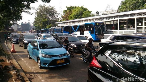 Ganjil Genap di Jl MT Haryono, Masih Banyak Pengemudi Melanggar