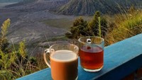 Siapa yang bisa menolah pemandangan ngopi ini? Gunung dan udara sejuk plus segelas kopi hangat ini dinikmati @muhammadmukhirdin. Pagi yang sempurna! Foto: Instagram @muhammadmukhirdin