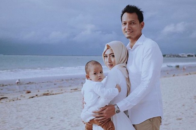Kabar pernikahan Fedi Nuril dan Vanny Widyasasti cukup menghebohkan. Banyak perempuan patah hati karena Fedi menikah tiba-tiba pada 17 Januari 2016. Keduanya kenal melalui BBM dan dilanjutkan dengan taaruf selama enam bulan. Foto: Instagram