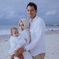 Kabar pernikahan Fedi Nuril dan Vanny Widyasasti cukup menghebohkan. Banyak perempuan patah hati karena Fedi menikah tiba-tiba pada 17 Januari 2016. Keduanya kenal melalui BBM dan dilanjutkan dengan taaruf selama enam bulan. Foto: Instagram