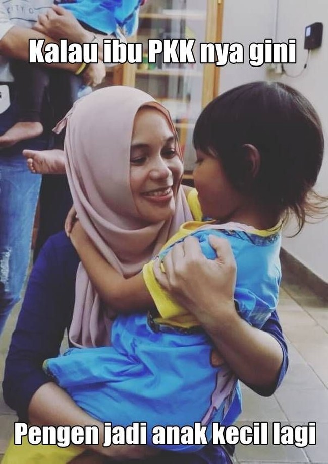 Melihat ibu PKK-nya manis seperti ini, sambil menggendong anak kecil, rasanya ingin jadi anak-anak lagi biar bisa dekat sama si ibu PKK. Foto: Istimewa