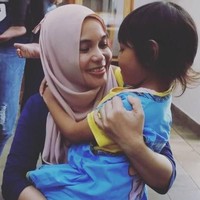 Melihat ibu PKK-nya manis seperti ini, sambil menggendong anak kecil, rasanya ingin jadi anak-anak lagi biar bisa dekat sama si ibu PKK. Foto: Istimewa