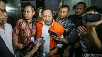Cagub yang unggul berdasarkan hitung cepat dalam Pilkada serentak pekan lalu itu sempat memberikan keterangan pers di depan gedung KPK.