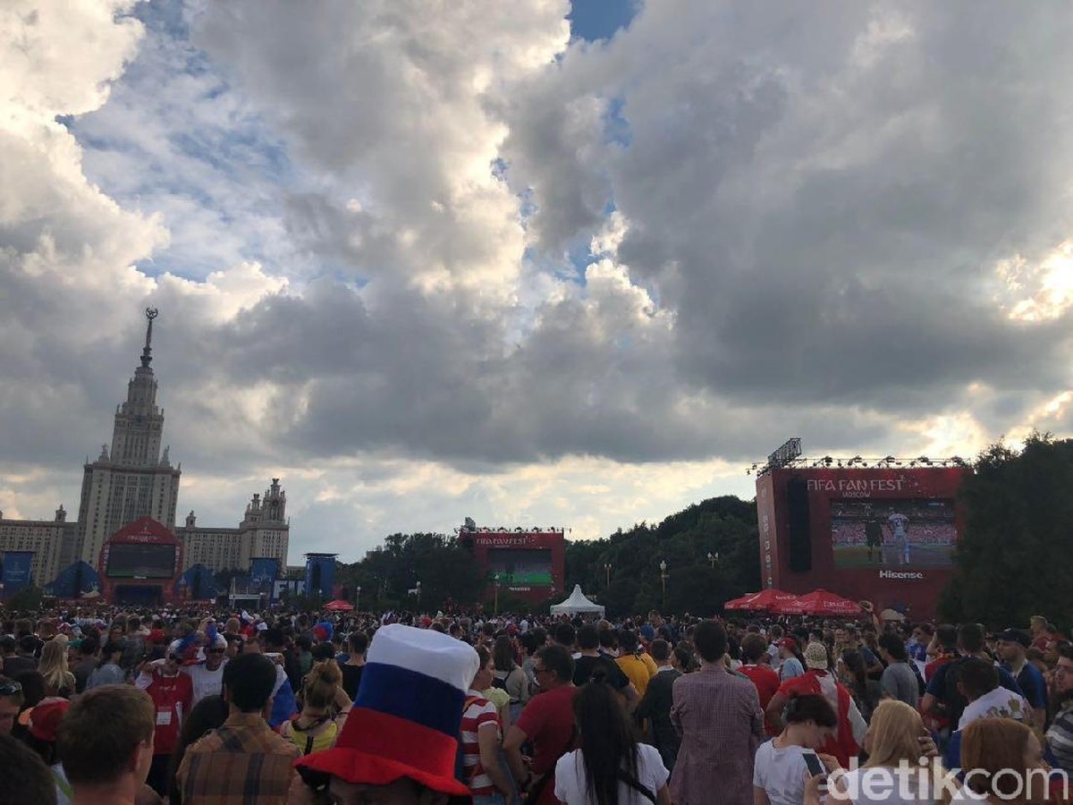 Suporter memadati Fan Fest Kota Moscow untuk menyaksikan pertandingan Rusia vs Spanyol (Resha Pratama/detikSport taken with Oppo F7)