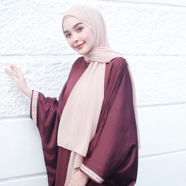 Hijab pashmina atau shawl juga masih tetap bisa dipakai ke kondangan. Pakai dengan gaya yang super simple ala hijabers Timur Tengah seperti Hamidah Rachmayanti ini. Hindari pemakaian pashmina yang bertumpuk karena sudah tak lagi tren tahun ini. Foto: Instagram/Hamidahrachmayanti