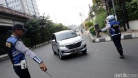 Para petugas akan memberikan informasi terkait uji coba perluasan sistem ganjil genap di kawasan Slipi yang mulai berlangsung sejak hari ini, Senin (25/7/2018) hingga tanggal 31 Juli 2018 mendatang.