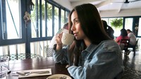 Lewat instagramnya @shanikasilverio, ia tak hanya membagikan foto saat di kokpit tapi juga foto kulineran dan travelingnya. Hingga saat ini pengikut instagramnya sudah lebih dari 99 ribu netizen. Foto: instagram @shanikasilverio