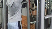 Beberapa kali terlihat ia tengah latihan di gym. Foto: Instagram/abelpoetra