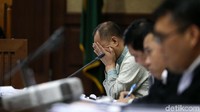 Mantan Kepala Badan Penyehatan Perbankan Nasional (BPPN) itu terlihat beberapa kali mengusap wajahnya saat mengikuti sidang di Pengadilan Tipikor, Jakarta Pusat, Senin (2/7/2018).