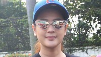 Nah, kalo senyum Cut Meyriska jadi lebih cantik kan guys? Foto: Ismail/detikHOT