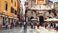 Kawasan Kota Tua Zadar tak kalah cantiknya dengan yang ada di Dubrovnik, lokasi syuting film seri populer Games of Thrones. Akankah Modric sukses mengantarkan Kroasia ke final? Kita tunggu saja. (Instagram/@likezadar)