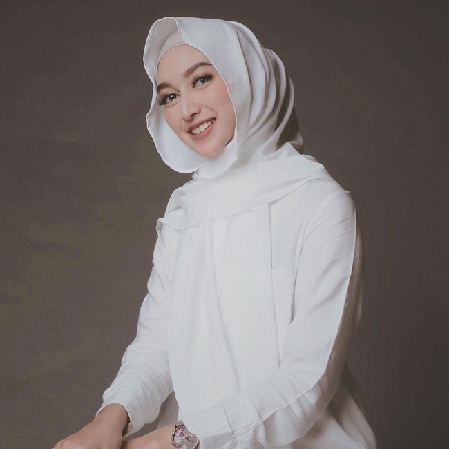 Indira Hapsari menjadi salah satu model berhijab yang sedang naik daun. Bergabung dengan manajemen Zaura Models, namanya kian dikenal karena memiliki paras manis dan gaya stylish. Foto: Instagram/IndiraHapsari