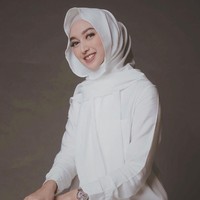 Indira Hapsari menjadi salah satu model berhijab yang sedang naik daun. Bergabung dengan manajemen Zaura Models, namanya kian dikenal karena memiliki paras manis dan gaya stylish. Foto: Instagram/IndiraHapsari