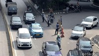 Selama proses uji coba perluasan sistem ganjil genap ini Dishub DKI Jakarta belum akan memberlakukan sanksi tilang. Sanksi tersebut baru akan dilaksanakan mulai 1 Agustus 2018.