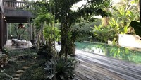 Menggabungkan dua ekspresi arsitektur yaitu keromantisan dengan menyatu dengan alam dan penampakan yang saling berlawanan dengan dek yang sangat menarik. Istimewa/Alexis Dornier/Inhabitat.