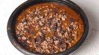 Sekilas tampilan Cabidela mirip seperti semur daging. Namun hidangan asal Portugal ini, terbuat dari darah kelinci, darah ayam, dan cuka. Foto: Istimewa
