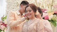 Mantan penyanyi cilik itu pun tampak bahagia saat sang bunda mememakaikan kalung untuknya. Foto: Dok. Instagram/tasyakamila