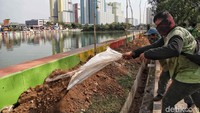 Sebelum ditanami tanaman hias, Taman sebelumnya diuruk terlebih dahulu dengan tanah merah.