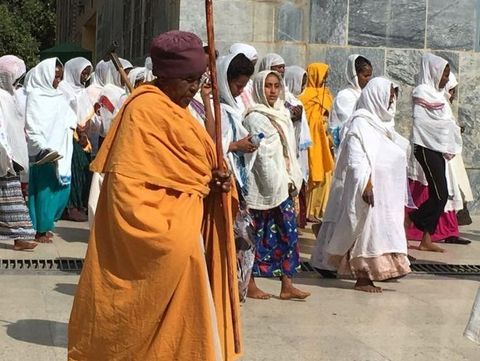 Jemaat gereja menggunakan kerudung dan sorban (Frank Gardner/BBC)