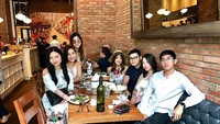 Shanika juga senang hangout bersama teman-temannya. Mereka memilih resto sebagai tempat kumpul sekaligus memanjakan perut. Foto: instagram @shanikasilverio