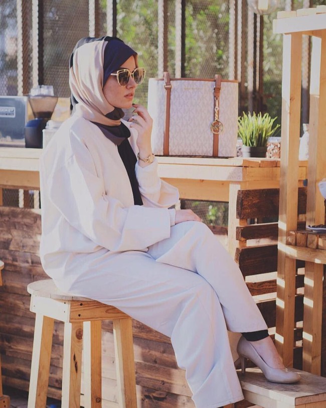 Wanita cantik ini juga selalu mengenakan pashmina sebagai hijabnya. Gaya hijab tumbuk mengenakan satu layer hijab ini jadi hijab khas wanita Arab. Biasanya, mereka memakai hijab tanpa peniti. Foto: Instagram/LeesaSeal